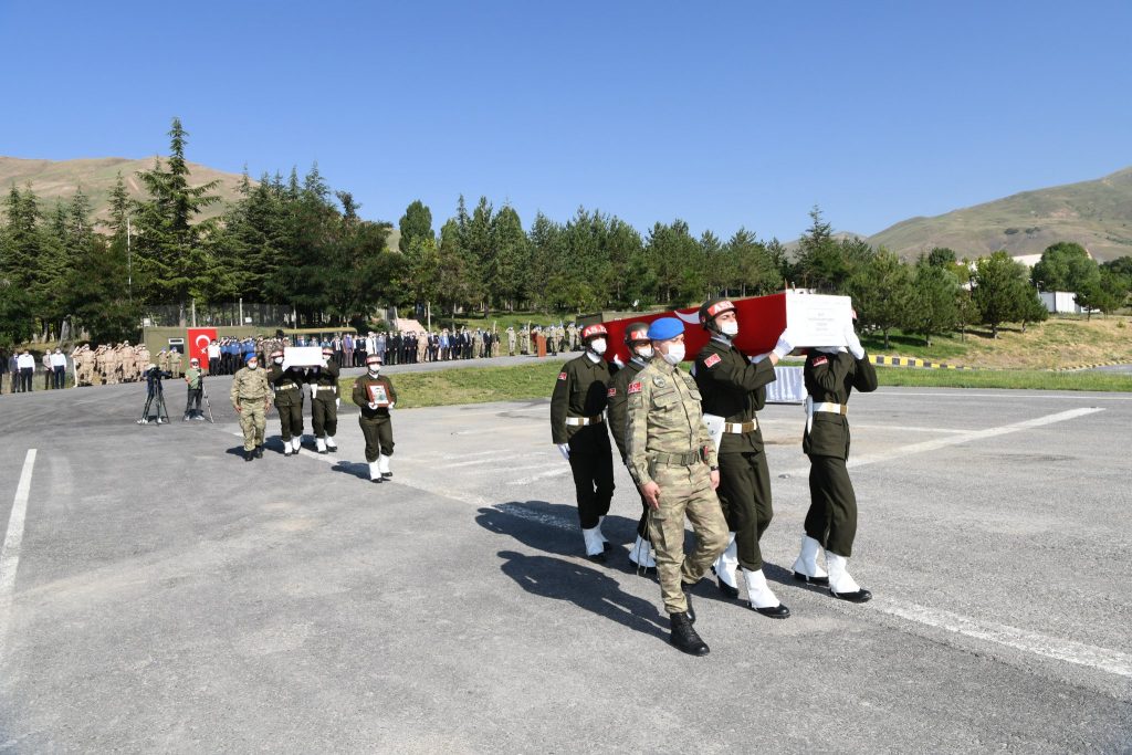 Mehmetçiklerimiz Emre Büyükyıldırım ve Mustafa Ahmet Demir düzenlenen törenle memleketlerine uğurladı