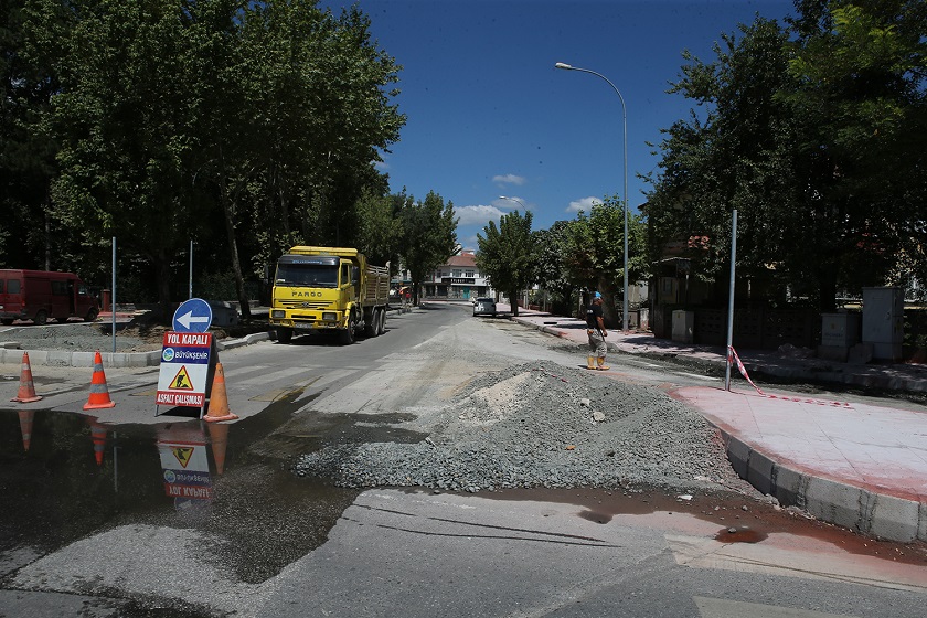 Yazlık Kavşağı-Şeker Camii Kavşağı arasının son kat asfaltı atılıyor.