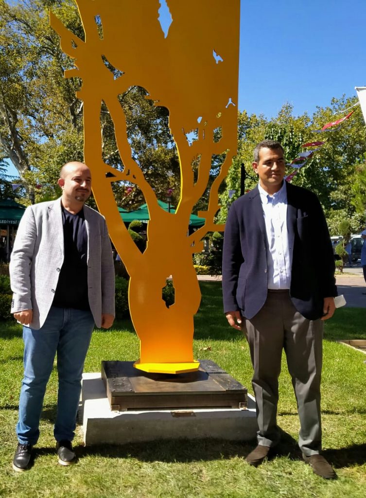 Mehmet Gazioğlu Karadeniz Ereğli halkına 2 çelik heykel armağan etti.