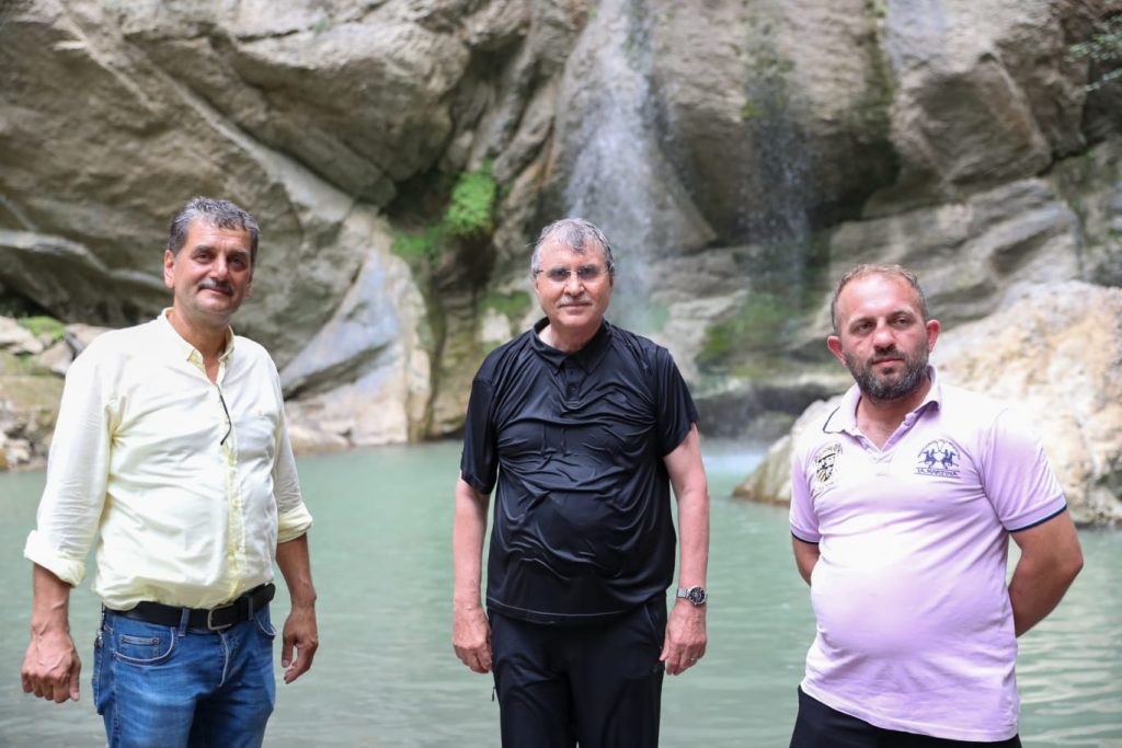 Ekrem YÜCE Sakaryamız’ın eşsiz güzelliklerinden GEYVE Maksudiye Su Düşen Şelalesi’nde.