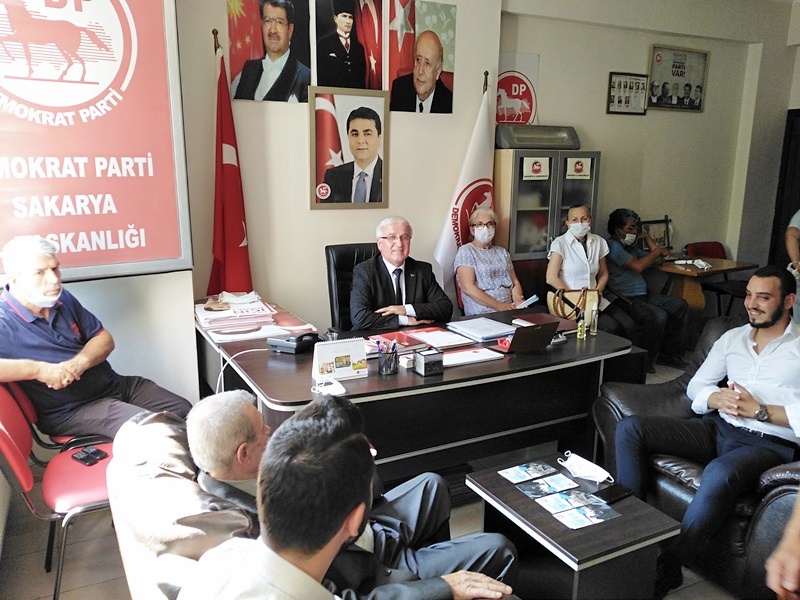 Adem Köse ve beraberindeki yöneticiler Demokrat Parti Sakarya İl Başkanlığına ziyaretinde bulundu.