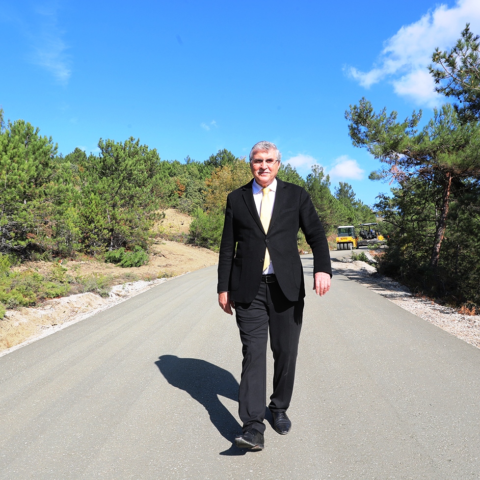 Beton yol çalışmaları Geyve’de sürüyor