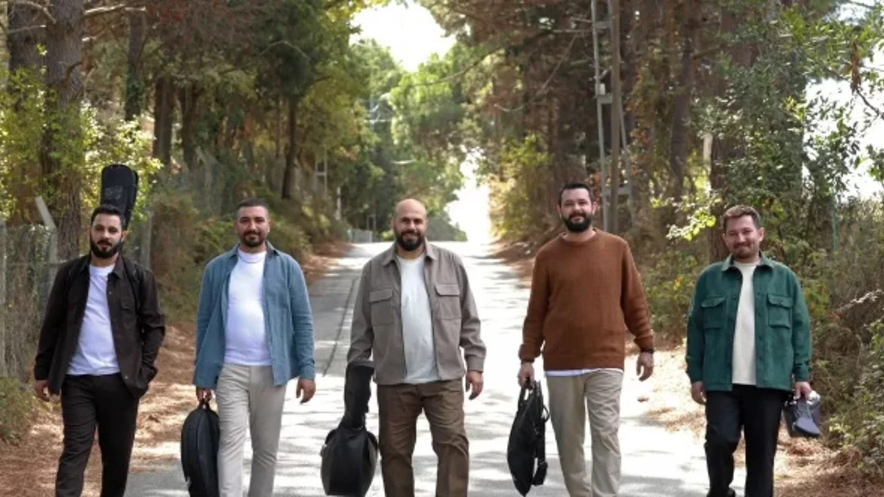 MAVİ AKUSTİK, doğal hali ve müzik anlatımıyla müzik severlerin hayatına hoşluklarla geliyor…