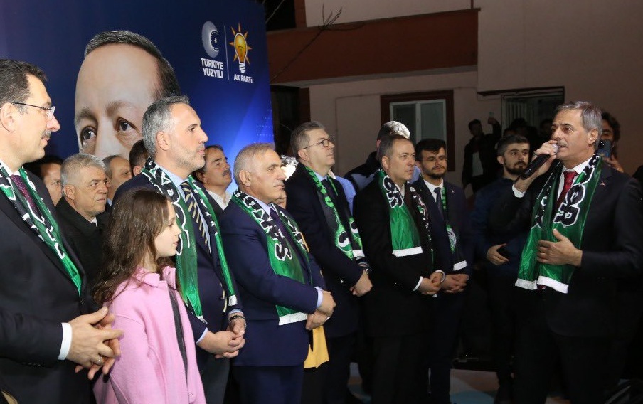Yusuf Alemdar, AK Parti İl Başkanlığı önünde partililer tarafından coşkuyla karşılandı. 