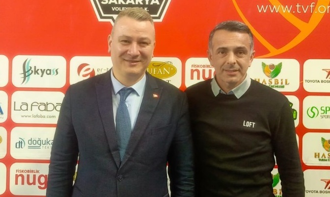 Sakarya Voleybolun, Düzce Voleybolu 3-0 yendiği karşılaşma da iki genç ve siyasi isim bir araya geldi.