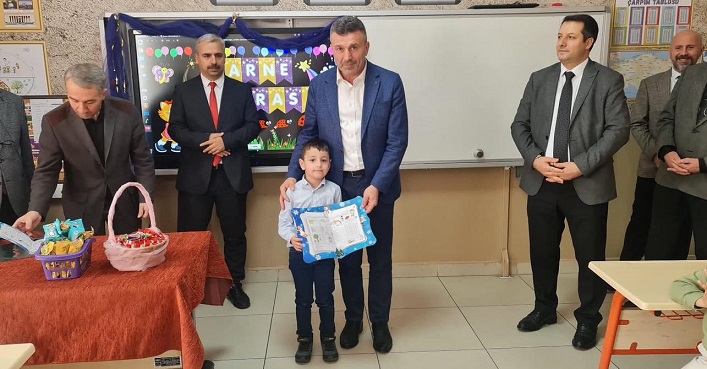 Başkan Özcan Özen, Öğrencilerin Karne Heyecanına Ortak Oldu