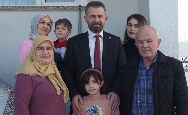 İYİ Parti Adapazarı Belediye Başkan Adayı Türker Ergül, anne babasının hayır dualarını alarak seçim çalışmalarının startını verdi.