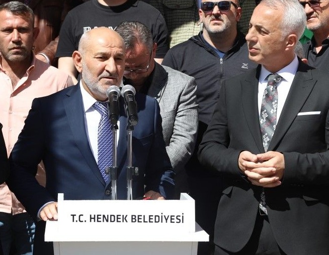 Hendek Belediye Başkanı seçilen İrfan Püsküllü, Turgut Babaoğlu’ndan görevi teslim aldı.