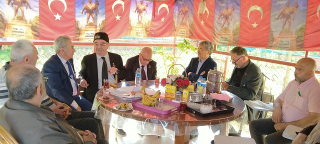 Vatan ve Hürriyet Derneği Şehit Babası Salim YARAR’ı Bayramda yalnız bırakmadı