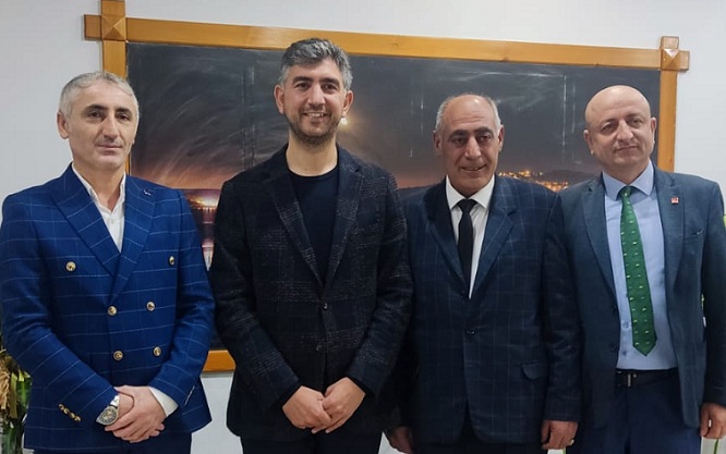 CHP Arifiye İlçe Başkanı Ali Gökpınar, ilçe yöneticileri Nihat Arda Şahine’e hayırlı olsun ziyaretinde bulundu