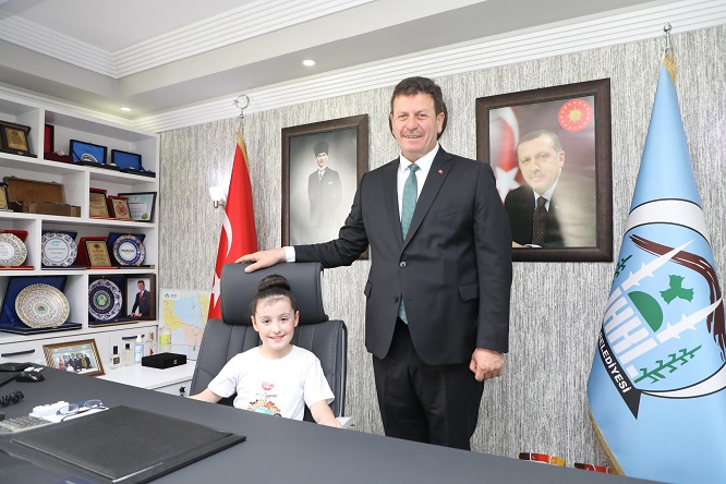 Başkan Soykan koltuğunu minik öğrencilere devretti