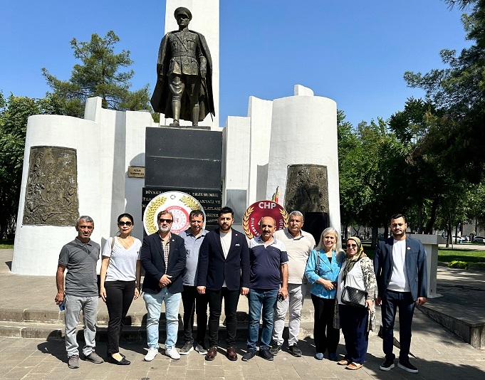 Diyarbakır CHP Atatürk anıtına çelenk bıraktı
