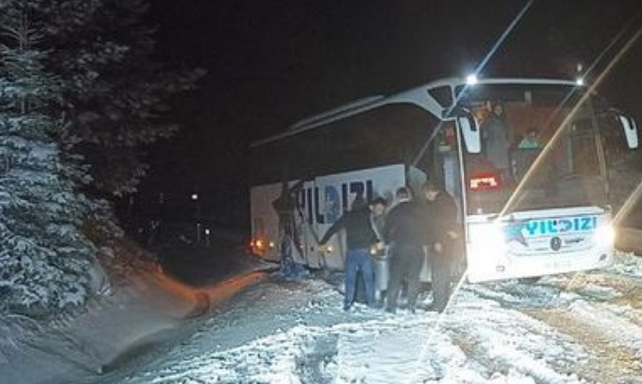 Yollar kapandı, araçlar mahsur kaldı