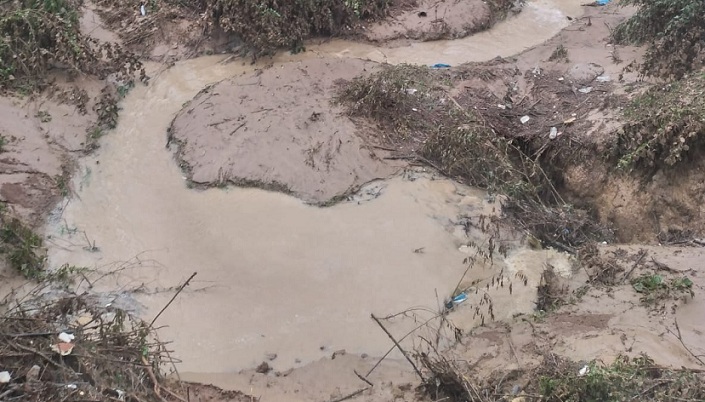 Karasu Kurudere Merkezinde Vatandaşın arazilerini b…k götürüyor Belediye seyrediyor