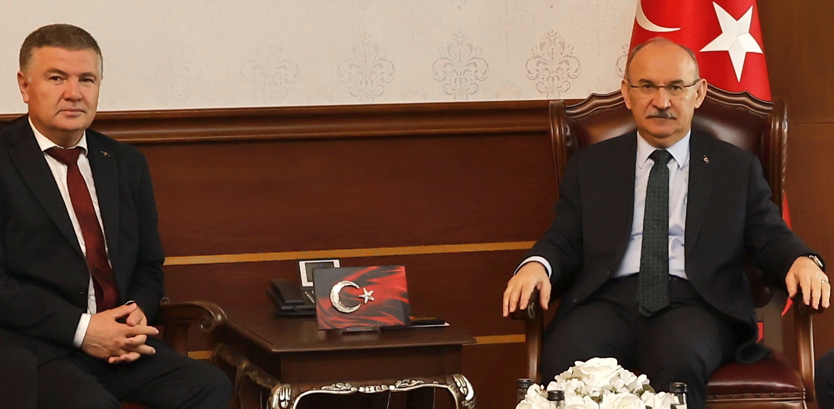 Sakarya Gazeteciler Cemiyeti Başkanı Sezai Matur ve yönetim kurulu üyelerin’den Vali Karadeniz’e ziyaret