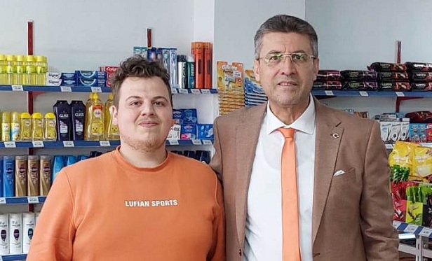 Ahmet Akdardağan, odaya kayıt olarak yeni kepenk açan bakkal esnaflarını ziyaret etti.