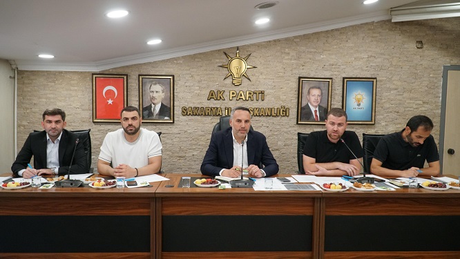 AK Parti Sakarya İlçe Başkanları, İstişare ve Değerlendirme Toplantısı’nda bir araya geldi