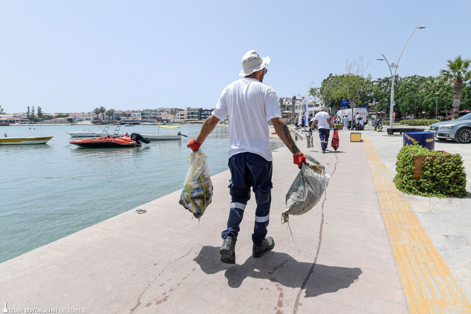 Mavi bayraklı plajda dalgıç destekli temizlik
