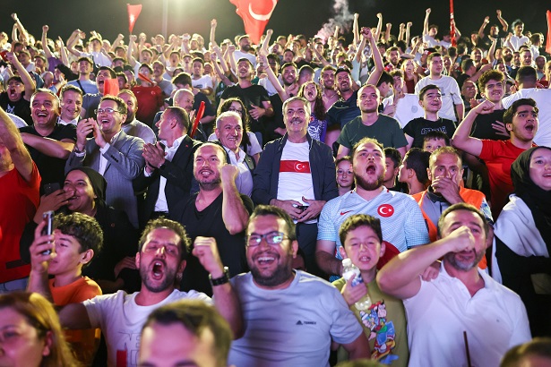 Büyükşehir tarihi çeyrek finalde bir dev ekran daha kuruyor