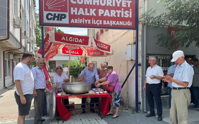 Cumhuriyet Halk Partisi Arifiye ilçe Başkanlığı Muharrem ayı dolayısıyla vatandaşlara aşure ikramında bulundu.