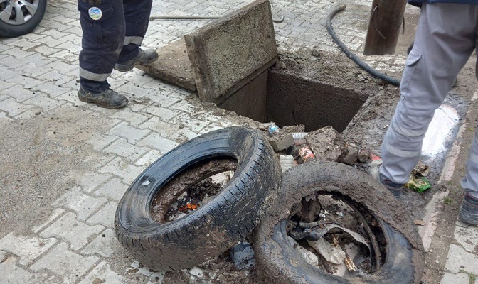 SASKİ’den kanalizasyon ve yağmursuyu hatlarında temizlik Araç lastiği, beton parçaları…
