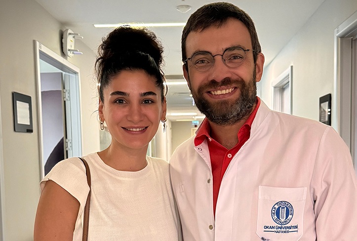 Ünlü Oyuncu Sitare Akbaş, İstanbul Okan Üniversitesi Hastanesi’nde Başarılı Bir Tedavi Geçirdi