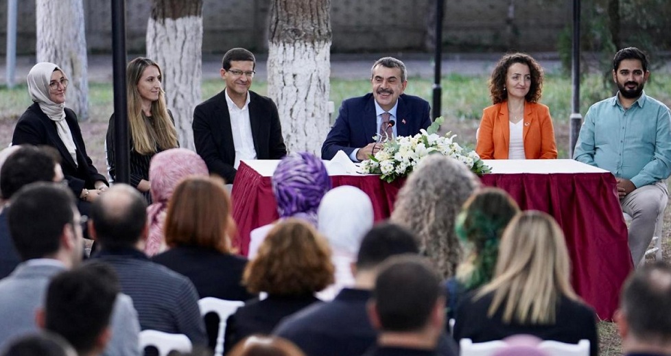 Millî Eğitim Bakanı Yusuf Tekin, Sakarya’da öğretmenlerle bir araya geldi.