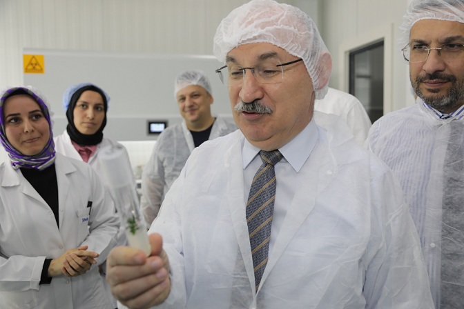 Sakarya Valisi Yaşar Karadeniz’den Doku Kültürü Laboratuvarına Övgü:  “Teknoloji temelli tarımsal üretim anlamında başarılı bir adım”