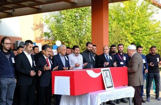 Evinde kendini asarak hayatına son veren Dr. Ayşe Şimşek, toprağa verildi