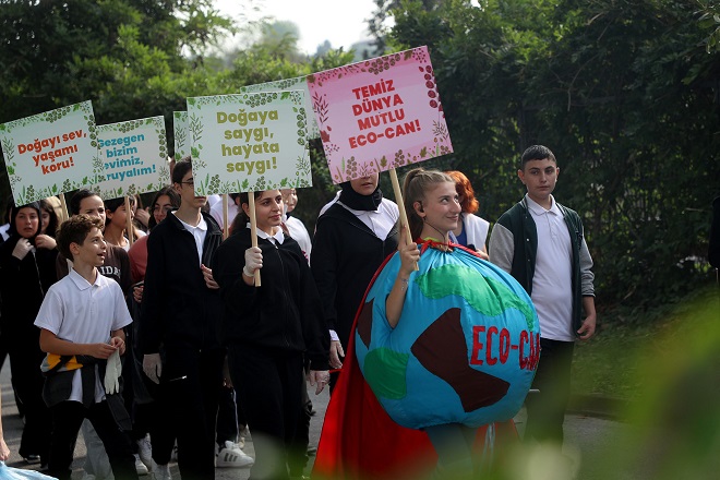 Ellerinde çöpler ve pankartlarla Sapanca Gölü’nden çağrı yaptılar