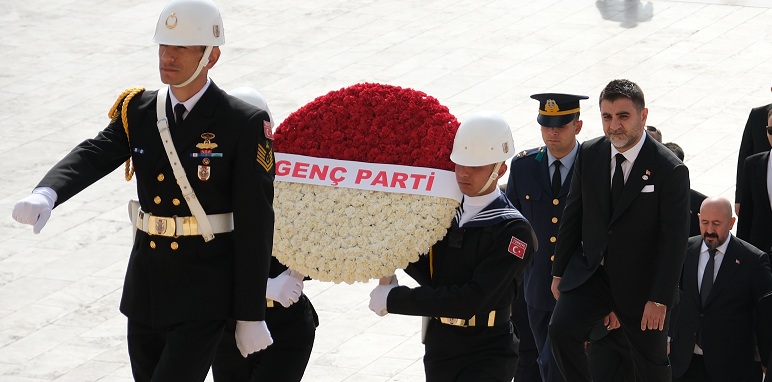 Uzanlar bayrağı devretti: Genç Parti’nin yeni kadrosundan Anıtkabir’e ziyaret!