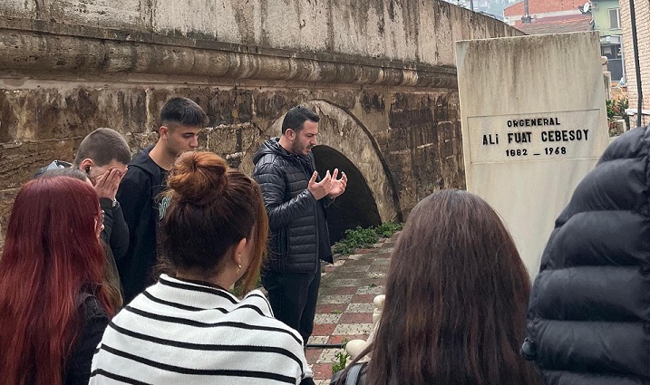 Sakarya Uygulamalı Bilimler Üniversitesi Turizm Fakültesi öğrencileri Ali Fuat Cebesoy kabri başında dualar ettiler.