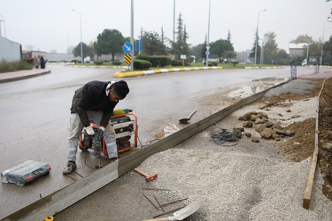 Arifiye Belediyesi, Beton Kaldırım Çalışmalarına Devam Ediyor