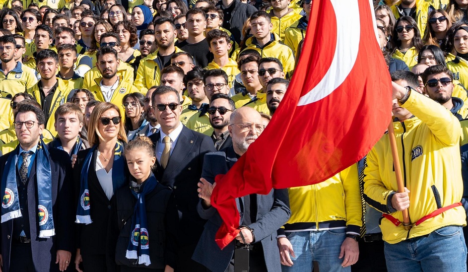 Türkiye’nin dört bir yanından gelen 4.500 öğrenci  Büyük Önder Mustafa Kemal Atatürk’ün manevi huzurunda saygı duruşunda bulundu. 