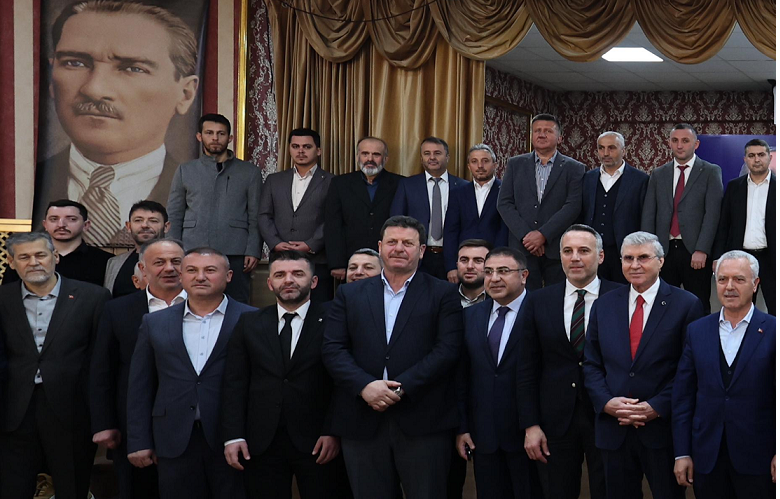 AK Parti Pamukova 8. Olağan İlçe Kongresi’nde Aziz Burak Çelik güven tazeledi.