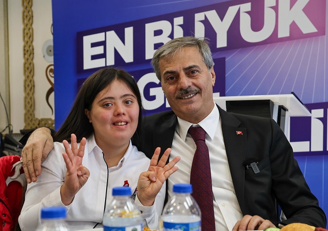 Yusuf Alemdar engelsiz çalışma arkadaşlarıyla kucaklaştı