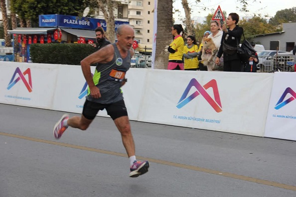 6. Uluslararası Mersin Maratonu’nun şampiyonu Büyükşehir’in atletizm sporcularından Ali Turan