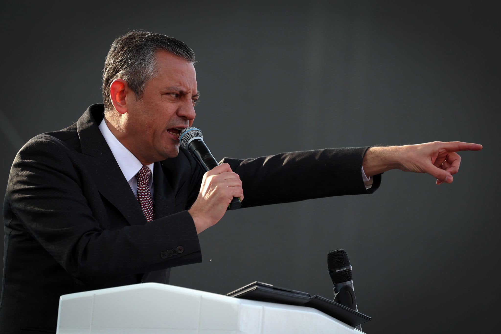 Cumhuriyet Halk Partisi Lideri Özgür Özel, Ankara’da gerçekleştirilen Yurttaş Sesleniyor, Haklarımızı Alacağız Mitingi’ne katıldı.
