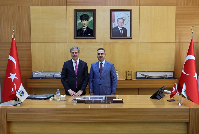Sanayi ve Teknoloji Bakanı Kacır, Büyükşehir Belediyesi’ni  ziyaret etti