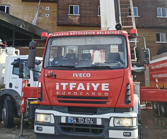 Sakarya itfaiyesi Kartalkaya;da yangına desteğe katıldı