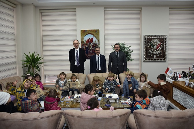 BAŞKAN ŞENOL DİNÇ MİNİKLERİ AĞIRLADI