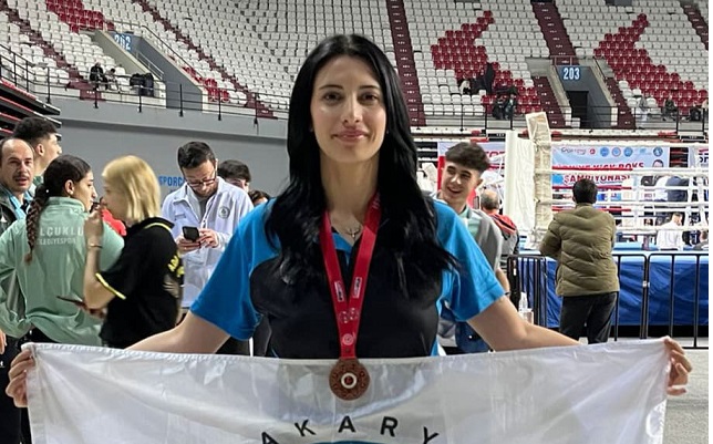 Esra Yalın, Türkiye Büyükler ve Gençler Kick Boks Şampiyonası’nda üçüncü olarak bronz madalyanın sahibi oldu