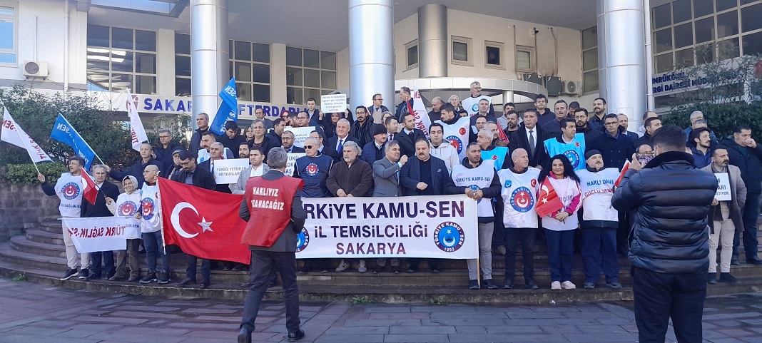 Memurlar vergi dairesi önünde eylem yaptı: Ek zam ve refah payı talebi