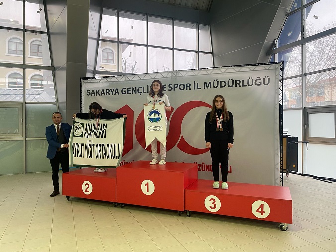 Kobaş Yüzme sporcuları okulları için mücadele ediyor
