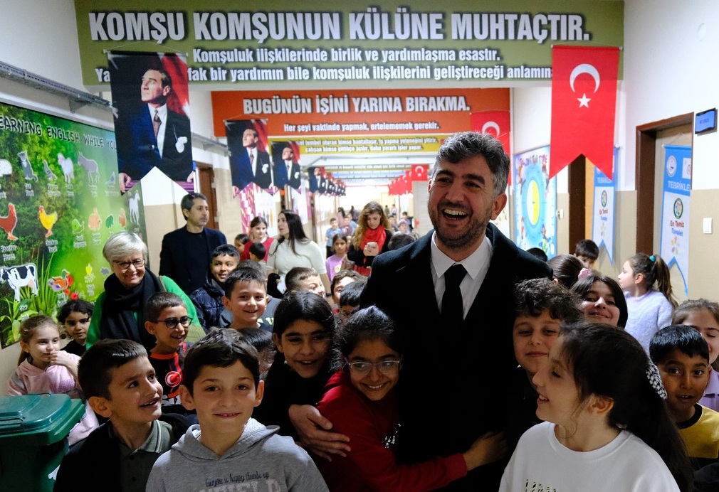 KOMŞU KOMŞUNUN KÜLÜNE MUHTAÇTIR