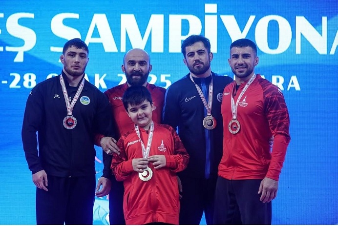 Abdülsamet Başar Ankara’dan gümüş madalyayla döndü