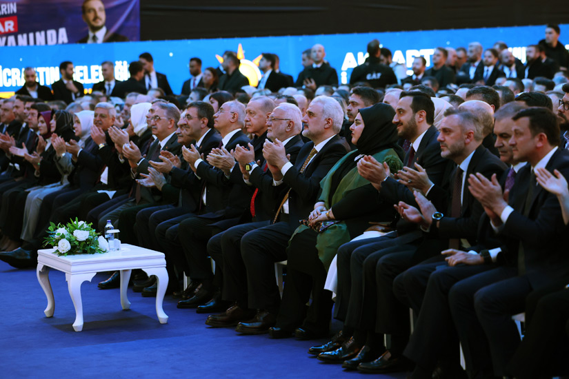 Cumhurbaşkanı  Erdoğan  “Makam kavgasına, koltuk ve ikbal kavgasına tevessül etmeden tüm kongrelerimizde dayanışmayı yücelttik, kardeşliği pekiştirdik”