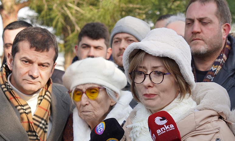 Prof. Dr. Ümit Özdağ’ın annesi Av. Gönül Özdağ ve kardeşi Prof. Dr. Hilal Özdağ Genel Başkanı Silivri Cezaevi’nde ziyaret etti.