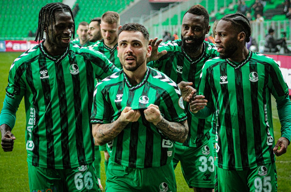 Sakaryaspor ligin kritik maçında evinde ağırladığı Çorum FK’yı 2-1 mağlup etti