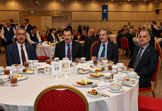 Başkan Alemdar Sakaryalılar ile iftarda buluştu